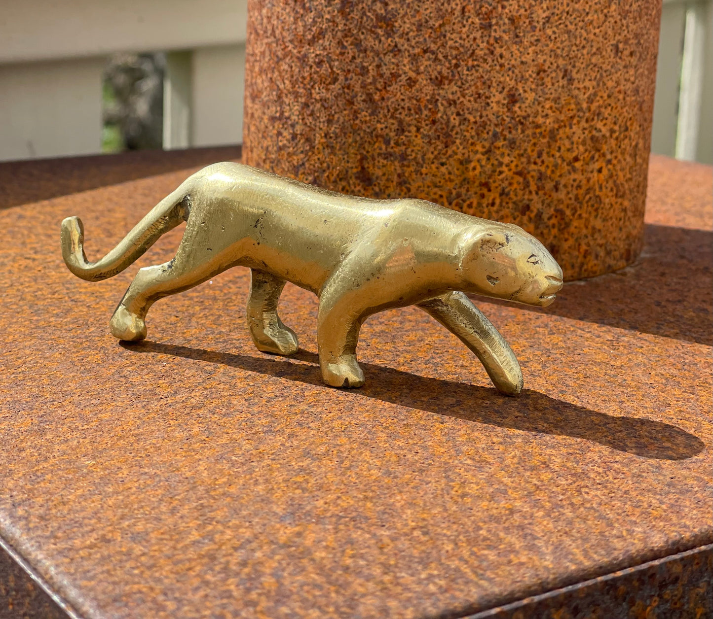 Puma i mässing