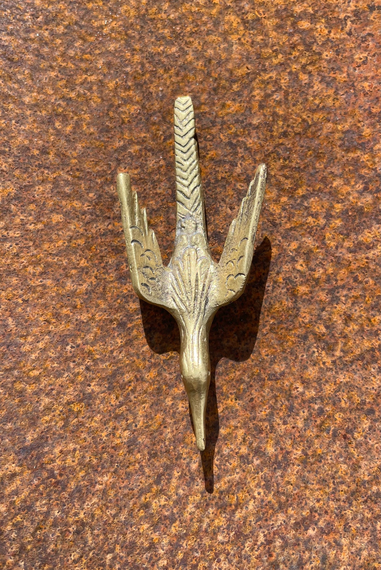 Liten kolibri i mässing
