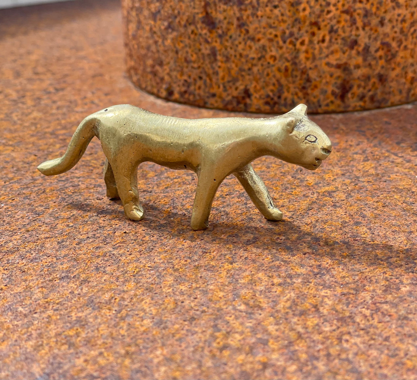 Liten puma i mässing